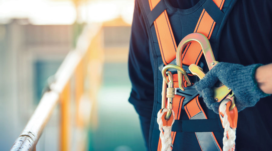 mano su un'imbracatura di sicurezza